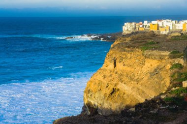 Tipik ocean view evler sarp bir uçurum, Tenerife, Kanarya Adaları, İspanya için görüntüleyin