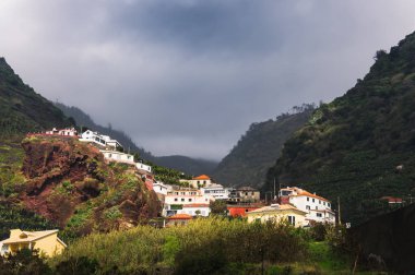 Madeira adasında tipik küçük köy, Portekiz