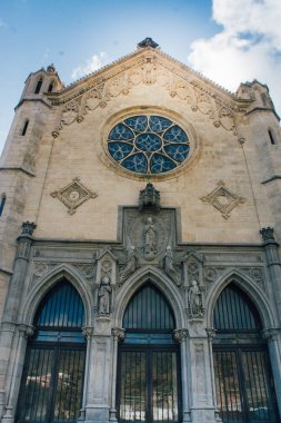 Santa Maria de Portbou, Portbou, İspanya Fransız-İspanyol sınır kasabasında bir katolik kilisesinin ön cephesi