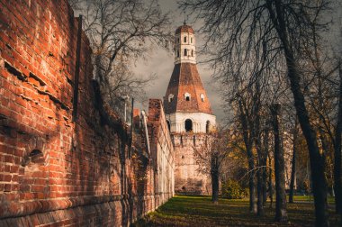 Yarısı harap olmuş tuğla duvar ve Simonov Manastırı 'nın Solevaya Kulesi, Zamoskvorechye Bölgesi, Moskova, Rusya