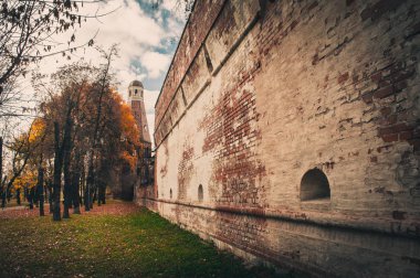 Yarısı harap olmuş tuğla duvar ve Simonov Manastırı 'nın Kuznechnaya Kulesi, Zamoskvorechye Bölgesi, Moskova, Rusya