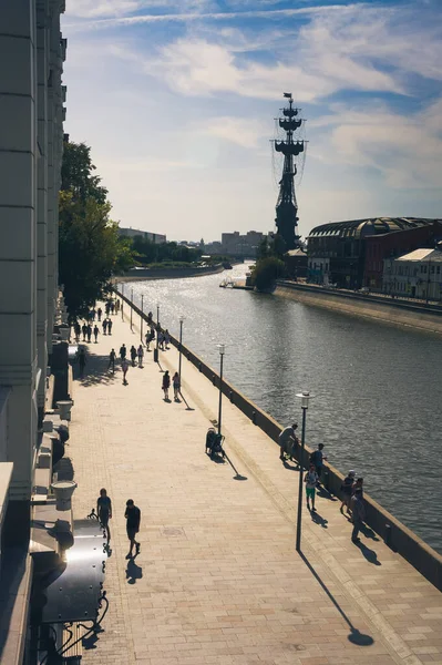 Moscou Russie Août 2018 Des Gens Marchent Long Remblai Canal — Photo