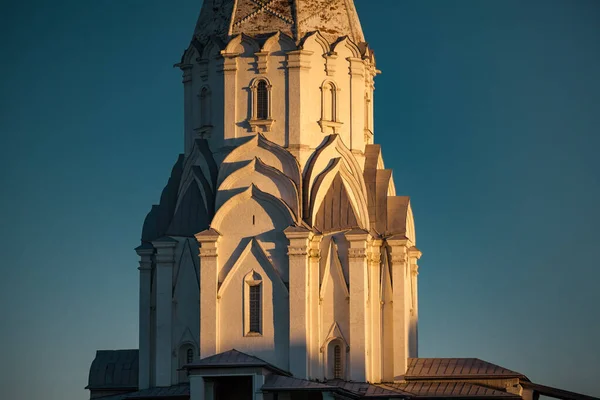 Kolomenskoe halk parkındaki Beyaz Yükseliş Kilisesi 'nin kapanışı, Moskova, Rusya