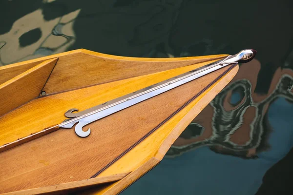 Parte Delantera Una Góndola Veneciana Tradicional Canal Venecia Italia —  Fotos de Stock