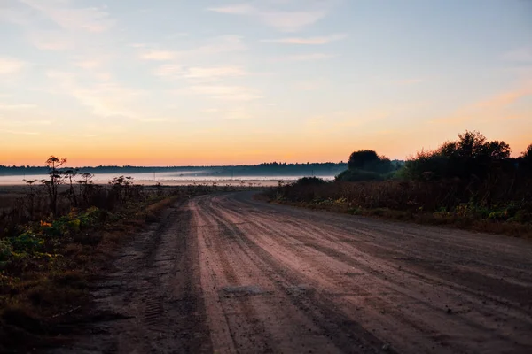 Lokal Väg Bland Dimmiga Fält Gryningen Moskva Region Ryssland — Stockfoto