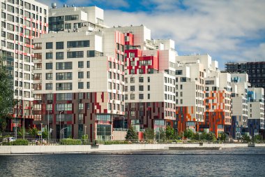 Moskova 'daki Yeni Nehir Parkı projesi, Rusya' nın Nagatinsky Zaton Bölgesi 'ndeki Moskova Nehri kıyısında modern bir apartman bloğu.