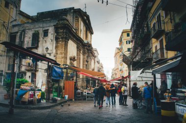 Palermo, İtalya, 23 Aralık 2019: Sicilya, Palermo 'da Porta Carini caddesi boyunca sokak pazarı Capo