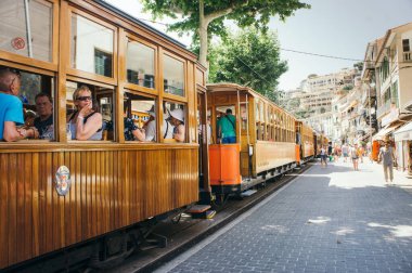 Port de Soller, İspanya, 29 Haziran 2019: Port de Soller 'in turist tramvayı