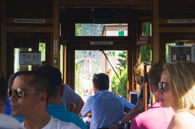 Port de Soller, İspanya, 29 Haziran 2019: Port de Soller 'in klasik tramvayında turistler