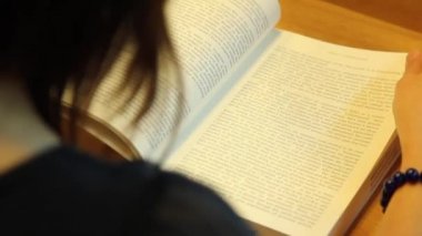 kadın bir kitap okumak.