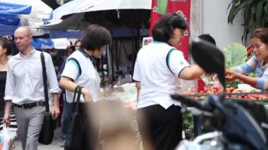 Bangkok, Tayland: Birçok kişi ile Tayland kamu taze Pazar gelip alışveriş için.