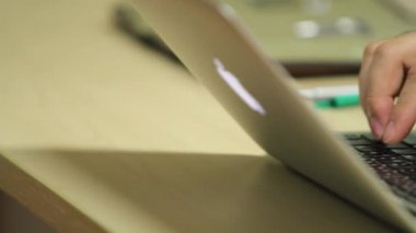 Tipik mac ile klavye bir adam.