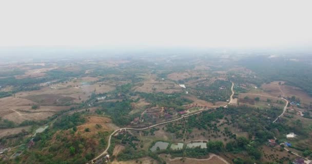 Vue aérienne de l'agriculture dans le nord de la Thaïlande, après la saison des récoltes avec la maison des villageois et peu de brouillard .
