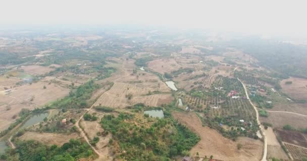 Vue aérienne de l'agriculture dans le nord de la Thaïlande, après la saison des récoltes avec la maison des villageois et peu de brouillard .