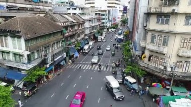 Bangkok, Tayland Ağustos 2017. Havadan görünümü Yaowarat yol. Çin eski stil Surround bina üzerinde yaya geçidi üzerinden trafik ve insanlarla sokakta yürüyorum.