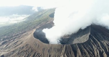 Dağ Bromo aktif yanardağ krater Doğu Jawa, Endonezya hava atış. drone dağ Bromo önünde başlatmak ve dağ bromo üstten görünüm krater için sinek.