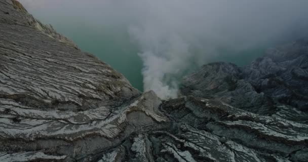 Disparo Aéreo Desde Cráter Del Volcán Kawah Ijien Volar Cruzar — Vídeo de stock