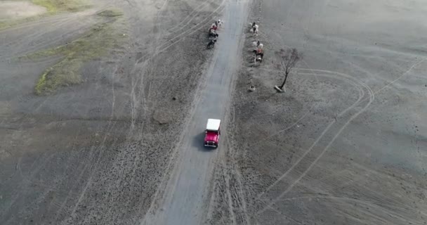 砂の道を通って運転観光ジープ ブロモ山 東ジャワ インドネシア付近 — ストック動画