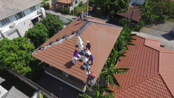 İnşaat işçileri sabah çatıları tamir.