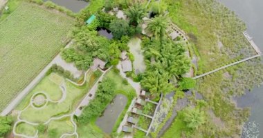 Khwae Yai nehir, Tha Mulk Na Barajı Kanchanaburi, Tayland hava görünümünü. Srinagarind su elektrik üretmek için baraj su akışı. Aile yanı konaklama ve küçük bir kasaba, doğanın surround.