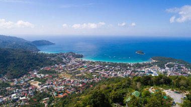 Kata beach, Phuket, Tayland. Ocak, 2018. Plaj ve deniz çok sayıda turist ve tekneler ile yukarıda sabahları hava atış.