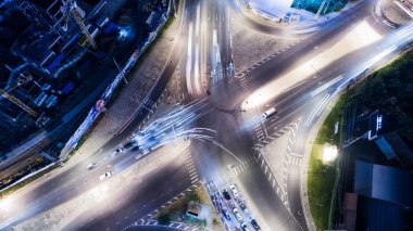 Geceleyin. Aralık, 2017 yılında. Phuket Town birçok araç ile ana kavşak. Bu kavşak kavşak altında gitmek için bir tünel var. ve mağaza ve daireler ile surround.