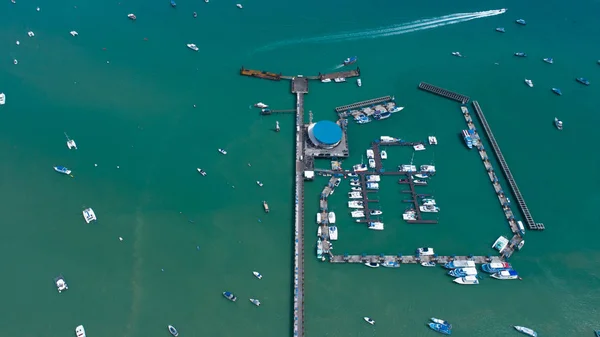 Chalong iskele, Phuket Tayland. Ocak 2018.Aerial atış çok hızlı tekneler ile pier.