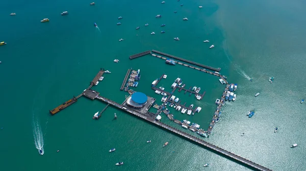 Chalong iskele, Phuket Tayland. Ocak 2018.Aerial atış çok hızlı tekneler ile pier.