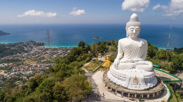 Big Buddha heykeli Phuket, Tayland hava görünümünü. Aralık 2017. Kata beach Karon beach yakınındaki dağ heykeli bulunur.