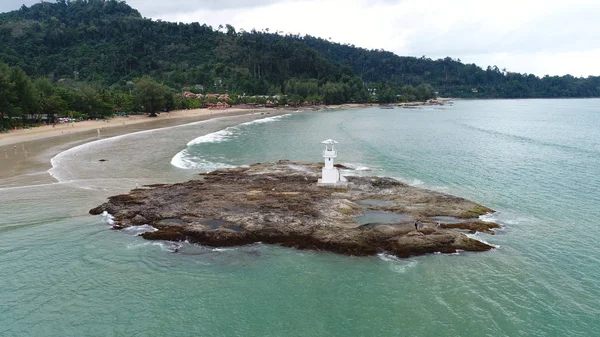 Işık evin küçük kaya adada hava. Phang Nga, Tayland. Aralık 2017.