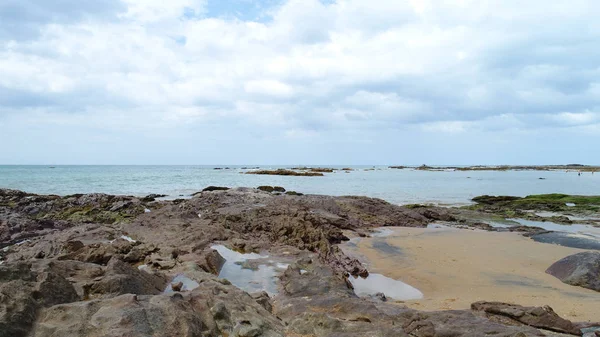 Buzlu çatışmıştı deniz dalgasının hava. Phang Nga, Tayland. Aralık 2017.