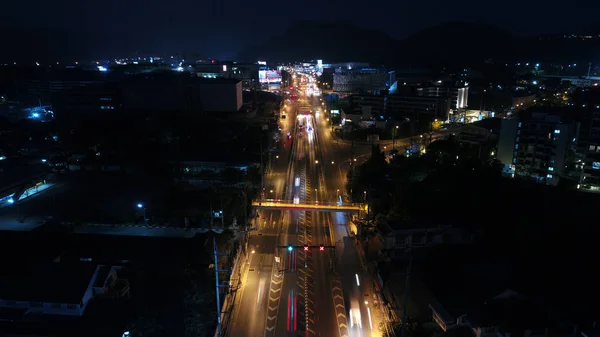 Geceleyin. Aralık, 2017 yılında. Phuket Town birçok araç ile ana kavşak. Bu kavşak kavşak altında gitmek için bir tünel var. ve mağaza ve daireler ile surround.