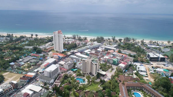 Karon beach, Phuket, Tayland. Ocak, 2018. Plaj ve deniz çok sayıda turist ve tekneler ile yukarıda sabahları hava atış.