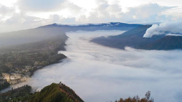 Mount Bromo yanardağ hava atış sırasında sunrise, Doğu Java, Endonezya 