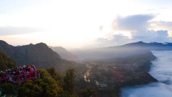 Sunrise, Doğu Java, Endonezya sırasında hava atış Mount Bromo yanardağ görünümünün gelin