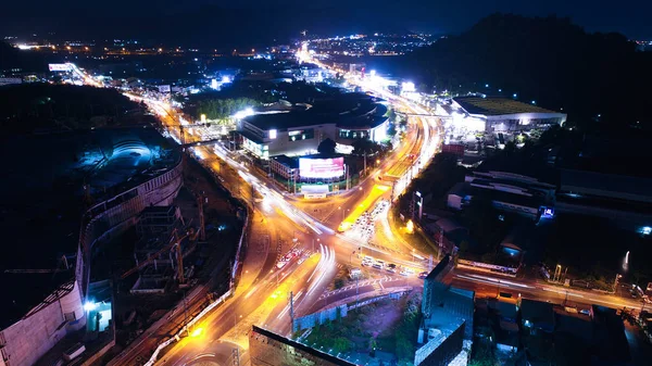 Geceleyin. Aralık, 2017 yılında. Phuket Town birçok araç ile ana kavşak. Bu kavşak kavşak altında gitmek için bir tünel var. ve mağaza ve daireler ile surround.