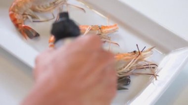 Lezzetli ızgara karides plaka üzerinde. mini gaz brülörlü Tay Restoran ile ızgara. Bangkok, Tayland.