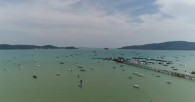 Chalong iskele, Phuket Tayland. Ocak 2018.Aerial atış çok hızlı tekneler ile pier.