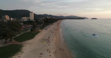 Karon beach, Phuket, Tayland. Aralık 2017. İnsanlar çok 2017 yılında geçen gün sahilde sakin ol..