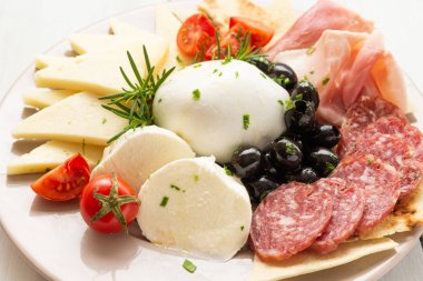 Taze buffalo mozzarella, salam ve pecorino, İtalyan gıdalar 