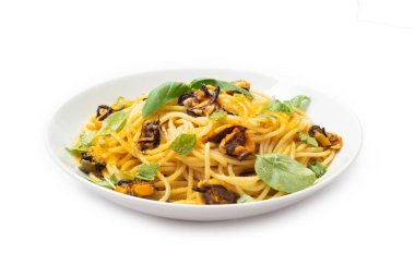Tabak spagetti midye, bottarga ve taze fesleğen yaprakları