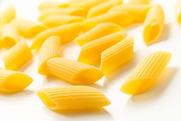 Penne Pasta Isoliert Auf Weißem Hintergrund Italienisches Essen — Stockfoto