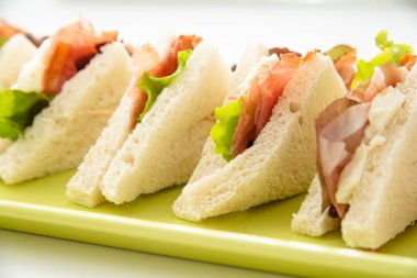 Leke, peyniri ve sebze sandviç 