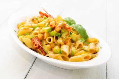 İtalyan makarna kabak ve karides yemek 