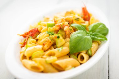 İtalyan makarna kabak ve karides yemek 