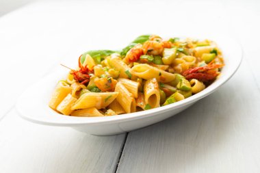 İtalyan makarna kabak ve karides yemek 