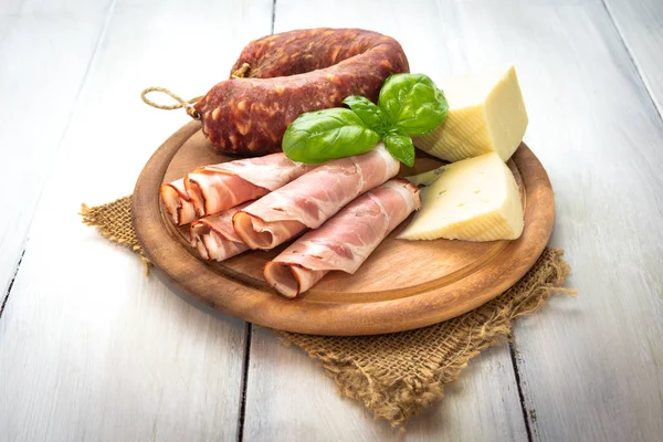 Schotel Met Porchetta Segmenten Pecorino Salami Italiaanse Levensmiddelen — Stockfoto