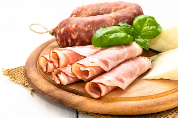 Блюдо Поршневыми Ломтиками Пекорино Салями Итальянская Еда — стоковое фото