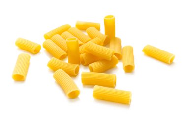 Beyaz arka plan üzerinde ham Maccheroni makarna izole 