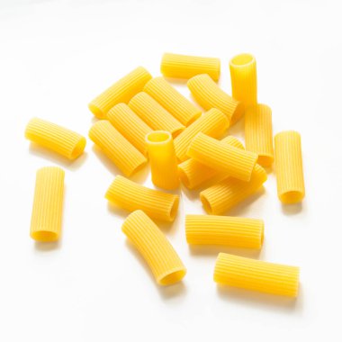 Beyaz arka plan üzerinde ham Maccheroni makarna izole 